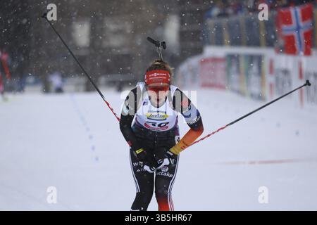 Selina Grotian (SC Mittenwald/GER) überquert die Ziellinie im Sprint bei den IBU Biathlon Weltmeisterschaften Lenzerheide 2025, Lenzerheide, Switz Stockfoto