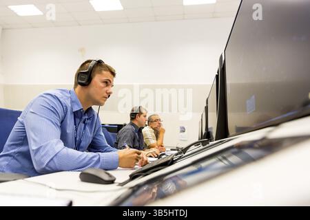 Sofia, Bulgarien - 12. September 2016: Ein Controller im bulgarischen Air Traffic Services Authority Überwachung Kontrollraum ist Flugzeuge der Navigation Stockfoto
