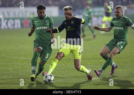 Sofia, Bulgarien - 1. November 2016: Arsenals Shkodran Mustafi während des Fußballspiels der UEFA Champions League zwischen Ludogorets Razgrad und Arsenal in B Stockfoto