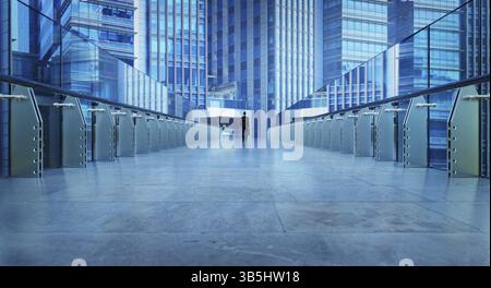 Geschäftsmann geht auf einer modernen Brücke zwischen Bürogebäuden im Finanzviertel. 3D-Rendering Stockfoto