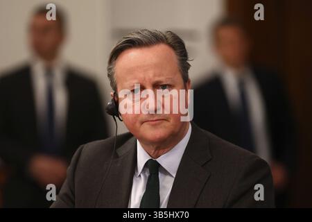 Sofia, Bulgarien - 14. Februar 2024: Der britische Außenminister David Cameron nimmt nach seinem Treffen mit dem bulgarischen Premierminister an einer Pressekonferenz Teil Stockfoto