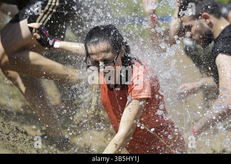 Sofia, Bulgarien - 9. Juli 2016: Eine Teilnehmerin nimmt an der extremen Sportwettbewerb Legion Run in der Nähe von Sofia Teil. Die Sportveranstaltung ist Schlamm und Obsta Stockfoto
