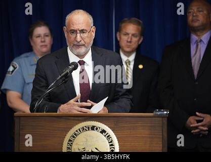 19. August 2022, Minneapolis, MN, Vereinigte Staaten: US-Staatsanwalt Andy Luger stand bei einer Pressekonferenz mit der Strafverfolgungsbehörde auf Bundes-, Landes- und lokaler Ebene zusammen, auf der er jüngste Durchsetzungsmaßnahmen als Teil der bundesweiten Strategie für Gewaltverbrechen ankündigte, die Anfang des Jahres am Freitag, den 19. August 2022, im Bundesgericht in Minneapolis, Minnesota, eingeführt wurde. (Bild: © David Joles/Minneapolis Star Tribune via ZUMA Press Wire) Stockfoto