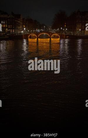 Ein Kanal bei Nacht mit dekorativer Beleuchtung ohne Leute Stockfoto