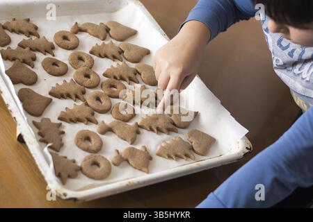 osterkekse vorbereiten. Schritte bei der Herstellung von Gebäck Stockfoto
