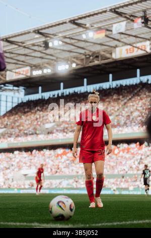 Köln, Deutschland. Mai 2025. Köln, 1. Mai 2025 Carolin Simon (30 Bayern München) auf dem Weg zur Ecke beim DFB-Pokal-Endspiel zwischen dem FC Bayern München und dem SV Werder Bremen im RheinEnergieStadion in Köln. (Gabor Baumgarten/SPP) Credit: SPP Sport Press Photo. /Alamy Live News Stockfoto