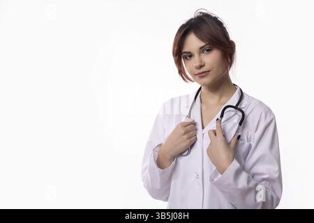 Eine selbstbewusste junge Ärztin in einem weißen Mantel mit einem Stethoskop ist bestens vorbereitet, um ihren Patienten zu helfen Stockfoto
