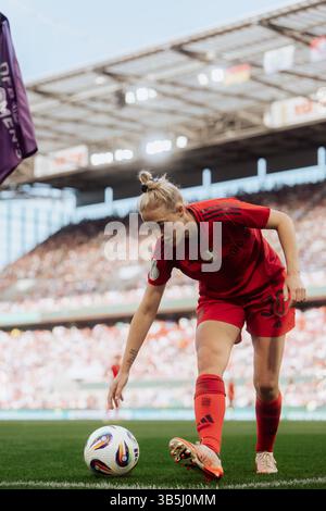 Köln, Deutschland. Mai 2025. Köln, Deutschland, 1. Mai 2025 Carolin Simon (30 Bayern München) bereitet eine Ecke beim DFB-Pokal-Endspiel zwischen dem FC Bayern München und dem SV Werder Bremen im RheinEnergieStadion in Köln vor. (Gabor Baumgarten/SPP) Credit: SPP Sport Press Photo. /Alamy Live News Stockfoto