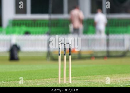 Leicester, Großbritannien. Mai 2025. Das Wicket wartet auf die Kämpfer während des Spiels der County Championship Division 2 zwischen Leicestershire CCC und Northamptonshire CCC am 2. Mai 2025 im Uptonsteel County Ground in Leicester, Großbritannien. Foto: Stuart Leggett/UK Sports Pics Ltd Nur redaktionelle Verwendung, Lizenz für kommerzielle Nutzung erforderlich. Keine Verwendung bei Wetten, Spielen oder Publikationen eines einzelnen Clubs/einer Liga/eines Spielers. Quelle: UK Sports Pics Ltd/Alamy Live News Stockfoto