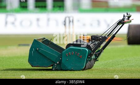 Leicester, Großbritannien. Mai 2025. Der Freund der groundsmanÕs während des Spiels der County Championship Division 2 zwischen Leicestershire CCC und Northamptonshire CCC am 2. Mai 2025 im Uptonsteel County Ground in Leicester, Großbritannien. Foto: Stuart Leggett/UK Sports Pics Ltd Nur redaktionelle Verwendung, Lizenz für kommerzielle Nutzung erforderlich. Keine Verwendung bei Wetten, Spielen oder Publikationen eines einzelnen Clubs/einer Liga/eines Spielers. Quelle: UK Sports Pics Ltd/Alamy Live News Stockfoto