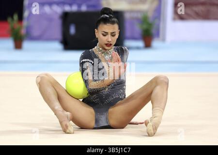 Sofia, Bulgarien - 30. März 2018: Alessia Russo Italien tritt mit Ball bei der Rhythmischen Turnen-Weltmeisterschaft Sofia 2018 auf. Einzelturnier Stockfoto