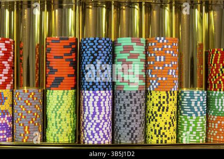 Bunte Roulette-Chips in einem Casino auf einem Spieltisch. Viele Chips mit verschiedenen Nominierungen und Farben Stockfoto