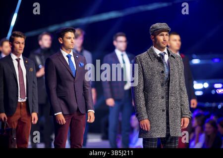 Sofia, Bulgarien - 12. September 2016: Männliche Models laufen während der Herbst/Winter Sofia Fashion Week Show 2016 in Sofia, Bulgarien, Europa Stockfoto