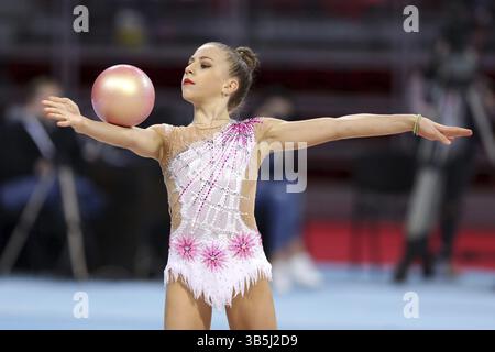 Sofia, Bulgarien - 30. März 2018: Alina Baklagina Lettland tritt mit Ball bei der Rhythmischen Gymnastik-Weltmeisterschaft Sofia 2018 auf. Einzelturnier Stockfoto