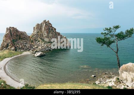 Shamanka Rock, Burchan cape, Olchon Island im Baikalsee. Natürliche Sommerlandschaft Stockfoto