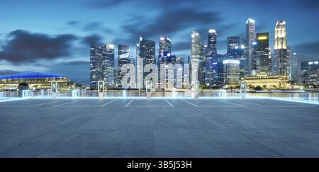 Leerer Parkplatz mit EV-Ladestationen, die vor der Kulisse der Skyline von singapur in der Dämmerung leuchten. 3D-Rendering Stockfoto