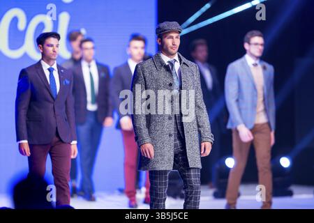 Sofia, Bulgarien - 12. September 2016: Männliche Models laufen während der Herbst/Winter Sofia Fashion Week Show 2016 in Sofia, Bulgarien, Europa Stockfoto