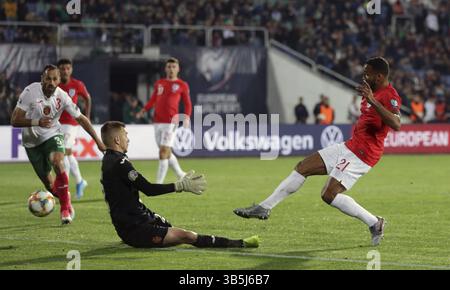 Sofia, Bulgarien - 14. Oktober 2019: Callum Wilson wird gesehen, riefen gegen Bulgarische Torhüter während Bulgarien England match Teil der 2020 europäischen Q vs. Stockfoto