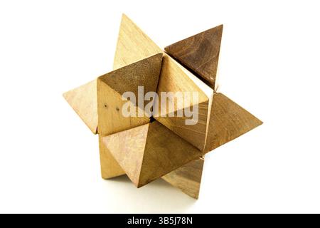Holzpuzzle isoliert auf weißem Hintergrund Stockfoto