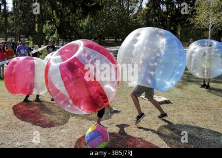 Sofia, Bulgarien - 24. September 2016: Jungen spielen Bubble Football im Park Stockfoto