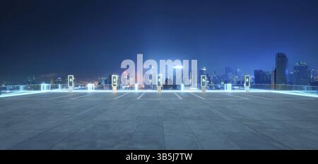 Leerer Parkplatz mit EV-Ladestationen und leuchtender Skyline der Stadt bei Nacht als Symbol für nachhaltige urbane Mobilität. 3D-Rendering Stockfoto