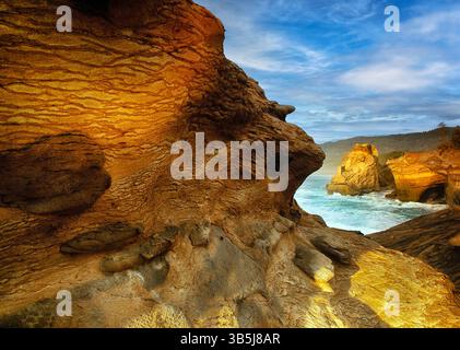 Kap Kiwanda mit farbenfrohen Kieselsteinen. Oregon. Stockfoto