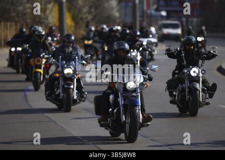Sofia, Bulgarien - 25. März 2023: Motorradfahrer fahren während der Saisoneröffnung Motorräder auf den Straßen von Sofia Stockfoto