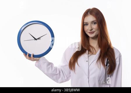 Ein Arzt, der eine Uhr hält, symbolisiert die entscheidende Bedeutung eines effektiven Zeitmanagements in der Gesundheitspraxis Stockfoto