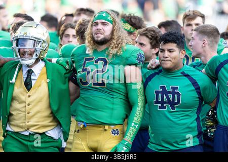 17. September 2022: Notre Dame Leprechaun und Notre Dame Linebacker Bo Bauer (52) singen das Alma Mater nach der NCAA-Football-Action zwischen den California Golden Bears und den Notre Dame Fighting Irish im Notre Dame Stadium in South Bend, Indiana. Notre Dame besiegte Kalifornien mit 24:17. John Mersits/CSM. (Kreditbild: © John Mersits/CSM via ZUMA Press Wire) Stockfoto