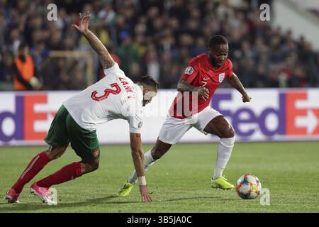 Sofia, Bulgarien - 14. Oktober 2019: Raheem Sterling (R) in Aktion gegen Bulgarische Fußballspieler während Bulgarien vs England match Teil des 20. Stockfoto