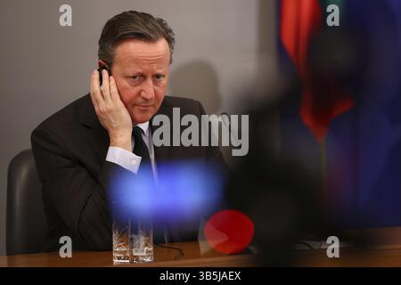 Sofia, Bulgarien - 14. Februar 2024: Der britische Außenminister David Cameron nimmt nach seinem Treffen mit dem bulgarischen Premierminister an einer Pressekonferenz Teil Stockfoto