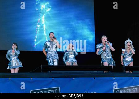 28. August 2022, Laverstoke Park, Hampshire, Vereinigtes Königreich: Die Bandmitglieder Lee Latchford-Evans, Ian ''H'' Watkins, Faye Tozer, Claire Richards und Lisa Scott-Lee, die ein neues Album der Nummer 1 feiern, spielen eine Tanzgruppe, die auf der Bühne gedreht wurde. Car-fest South, Hauptbühnen-Künstler Autos auf der Rennstrecke und besondere prominente Gäste. Christ Evans veranstaltet jedes Jahr dieses Wochenendfestival, um Geld für Kinderwohltätigkeitsorganisationen zu sammeln. Jeden Tag ist er Gastgeber der besten Musikkünstler auf der Hauptbühne. Es gibt auch viele Autos auf der Rennstrecke und auf anderen Etappen, die Erlebnisse und g bieten Stockfoto