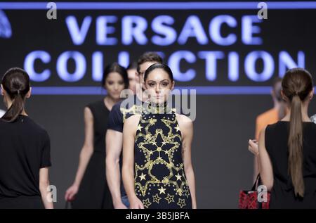 Sofia, Bulgarien - 12. September 2016: Ein weibliches Model spaziert während der Herbst/Winter Sofia Fashion Week Show 2016 in Sofia, Bulgarien. Versac Stockfoto