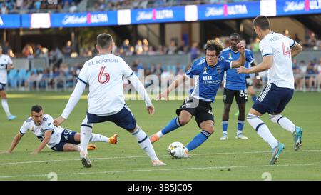September 2022, San Jose, Kalifornien, USA: San Jose Earthquakes Forward CADE COWELL (44) schneidet den Ball mit dem Druck von Vancouver Whitecaps Defender RANKO VESELINOVIC (4) und Vancouver Whitecaps Defender TRISTAN BLACKMON (6) während des MLS-Spiels zwischen den San Jose Earthakes und den Vancouver Whitecaps im PayPal Park in San Jose, Kalifornien (Credit Image: © Jeff MULVIA Wire Press/ZUMVIA Wire Press. Stockfoto