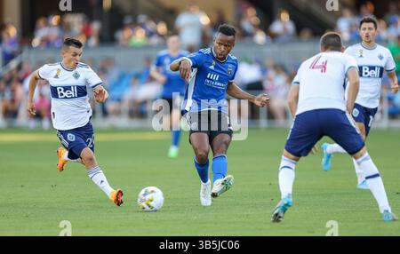 September 2022, San Jose, Kalifornien, USA: San Jose Erdbeben JEREMY EBOBISSE (11) Pässe mit dem Druck von Vancouver Whitecaps Defender RANKO VESELINOVIC (4) und Vancouver Whitecaps Mittelfeldspieler AndrÃS CUBAS (20), die während des MLS-Spiels zwischen den San Jose Erdbeben und den Vancouver Whitecaps im PayPal Park in San Jose, Kalifornien (Kalifornien) nachliefen (Credit ZEFF, Kalifornien). Stockfoto