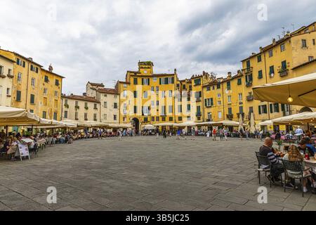 Straßenrestaurants im Amphitheater, im historischen Stadtzentrum, Lucca, Toskana, Italien, Europa Stockfoto