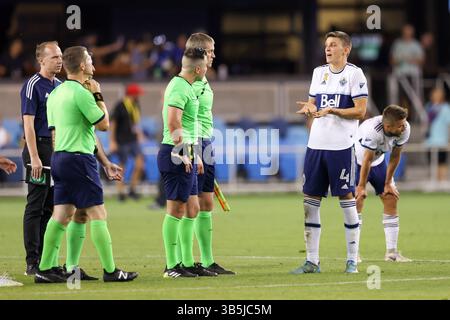 4. September 2022, San Jose, Kalifornien, USA: Vancouver Whitecaps Defender RANKO VESELINOVIC (4) setzt seinen Fall bei Schiedsrichter ROSENDO MENDOZA und dem Schiedsrichterteam nach dem MLS-Spiel zwischen den San Jose Erdbeben und den Vancouver Whitecaps im PayPal Park in San Jose, Kalifornien fort (Credit Image: © Jeff Mulvihill Jr./ZUMA Press Wire) Stockfoto