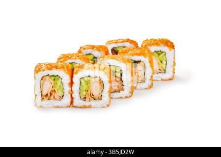 Köstliche heiße Sushi-Brötchen mit Lachs, Avocado und Gurkenfüllung bedeckt mit Brotkrumen, isoliert auf weißem Hintergrund Stockfoto