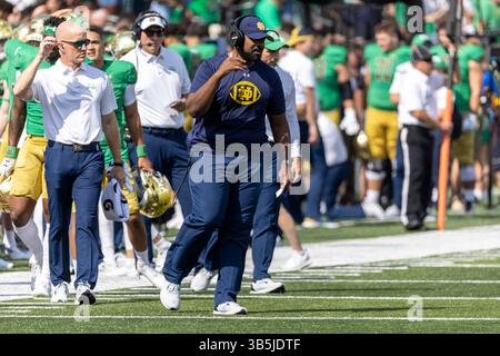 17. September 2022: Notre Dame Defensive Line Coach Al Washington während der NCAA-Football-Action zwischen den California Golden Bears und den Notre Dame Fighting Irish im Notre Dame Stadium in South Bend, Indiana. Notre Dame besiegte Kalifornien mit 24:17. John Mersits/CSM. (Kreditbild: © John Mersits/CSM via ZUMA Press Wire) Stockfoto