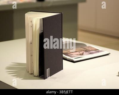 Designbuch in einer minimalistischen Galerie in Ginza, Tokio Stockfoto