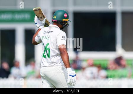 Leicester, Großbritannien. Mai 2025. #26, Rishi Patel aus Leicestershire feiert sein halbes Jahrhundert während des Spiels der County Championship Division 2 zwischen Leicestershire CCC und Northamptonshire CCC am 2. Mai 2025 im Uptonsteel County Ground in Leicester, Großbritannien. Foto: Stuart Leggett/UK Sports Pics Ltd Nur redaktionelle Verwendung, Lizenz für kommerzielle Nutzung erforderlich. Keine Verwendung bei Wetten, Spielen oder Publikationen eines einzelnen Clubs/einer Liga/eines Spielers. Quelle: UK Sports Pics Ltd/Alamy Live News Stockfoto