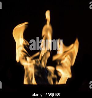 Brennende Flammen auf schwarzem Hintergrund. Quadratisches Bild Stockfoto