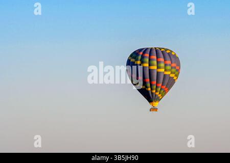 Farbenfroher Heißluftballon, der am Himmel fliegt Stockfoto