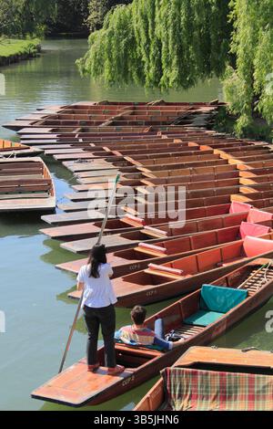 Cambriadge-Punting. An einem sonnigen Frühlingstag liegen die Punt-Boote auf dem Fluss Cam im Stadtzentrum von Cambridge. Cambridge, Cambridgeshire, England, Großbritannien Stockfoto