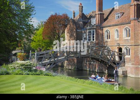 Cambridge Mathematical Bridge. Punting Under the Mathematical Bridge on the River Cam vom Queens College, Cambridge University. England Großbritannien Stockfoto