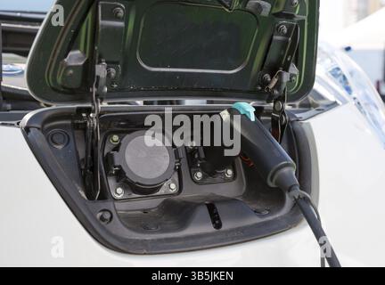 Ladestation für Elektroautos. Elektrofahrzeug Ladestation. Ladegerät gesteckt. Ein Elektroauto ist ein Automobil, das von einem oder mehreren Electri angetrieben wird Stockfoto