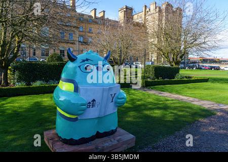 Ein skurriles blaues Monster, das in einem Märchenbuch entlang des Snooks Trail, York, Großbritannien, eingeflossen ist. Stockfoto