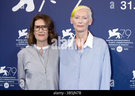 6. September 2022, Venedig, Italien: Joanna Hogg und Tilda Swinton posieren beim Fotoaufruf von „die Ewige Tochter“ während des 79. Internationalen Filmfestivals von Venedig im Palazzo del Casino am Lido in Venedig, Italien, am 6. September 2022. Foto: Alec Michael (Kreditbild: © Alec Michael via ZUMA Press) Stockfoto