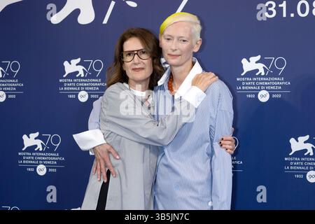 6. September 2022, Venedig, Italien: Joanna Hogg und Tilda Swinton posieren beim Fotoaufruf von „die Ewige Tochter“ während des 79. Internationalen Filmfestivals von Venedig im Palazzo del Casino am Lido in Venedig, Italien, am 6. September 2022. Foto: Alec Michael (Kreditbild: © Alec Michael via ZUMA Press) Stockfoto
