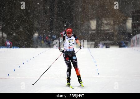 Selina Grotian (SC Mittenwald/GER) überquert die Ziellinie im Sprint bei den IBU Biathlon Weltmeisterschaften Lenzerheide 2025, Lenzerheide, Switz Stockfoto